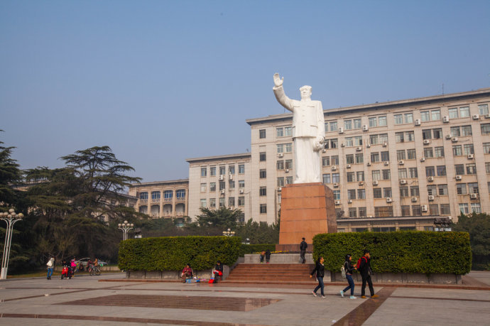 华中科技大学主席塑像