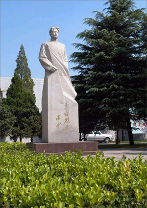 北京邮电大学历史文人塑像
