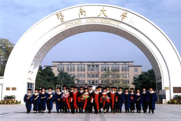 暨南大学校门