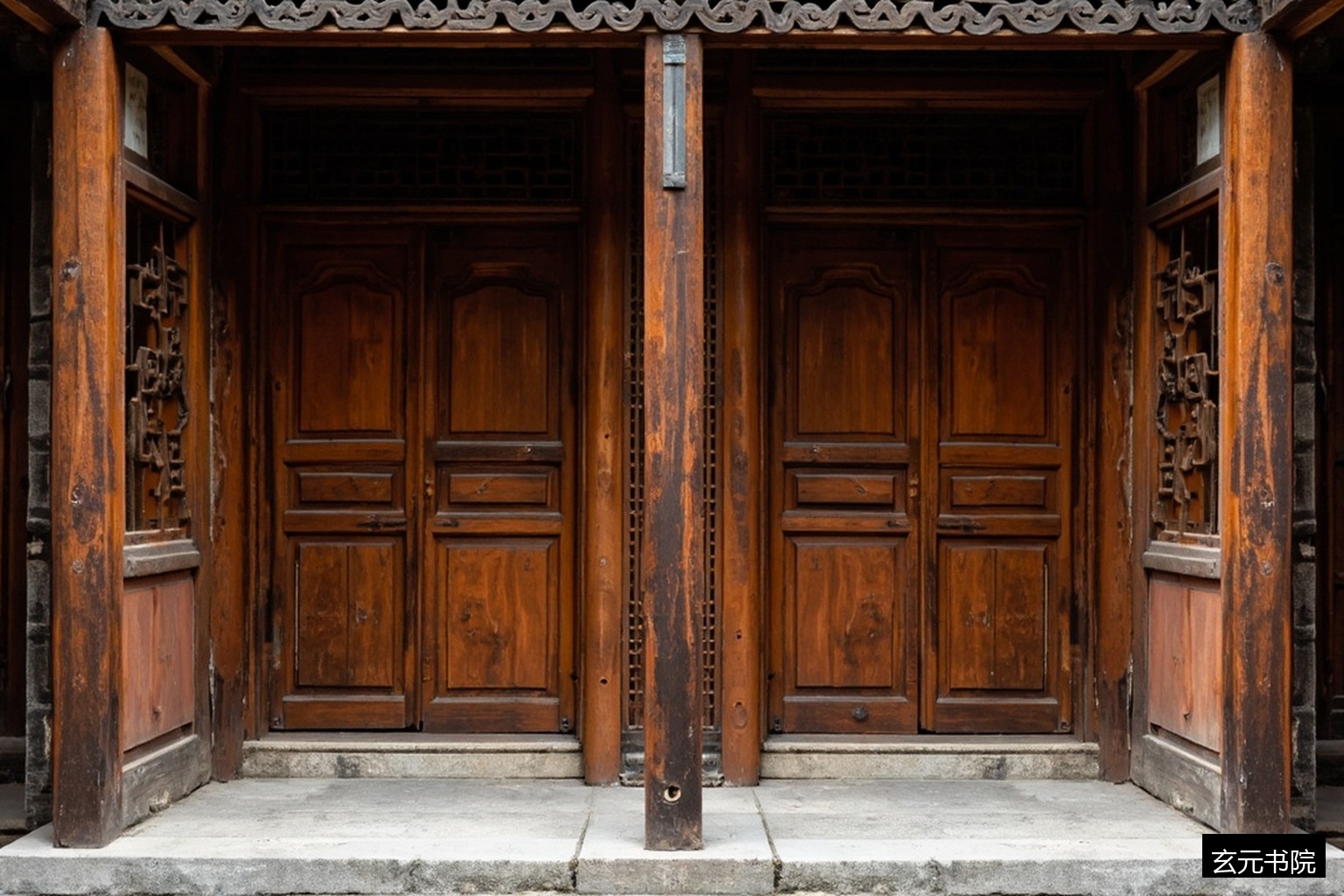 两扇对称木门